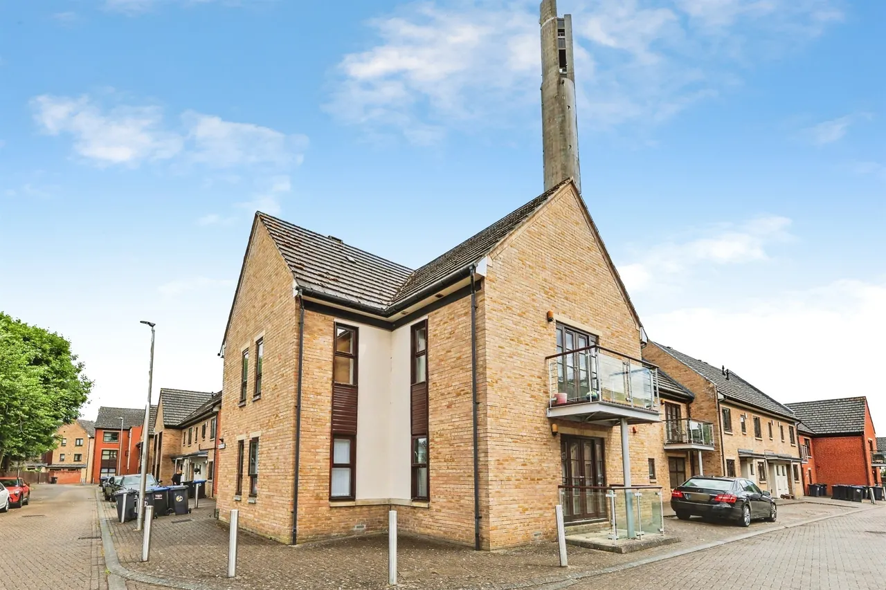 2 bed flat for sale, Near Side, Northampton, NN5