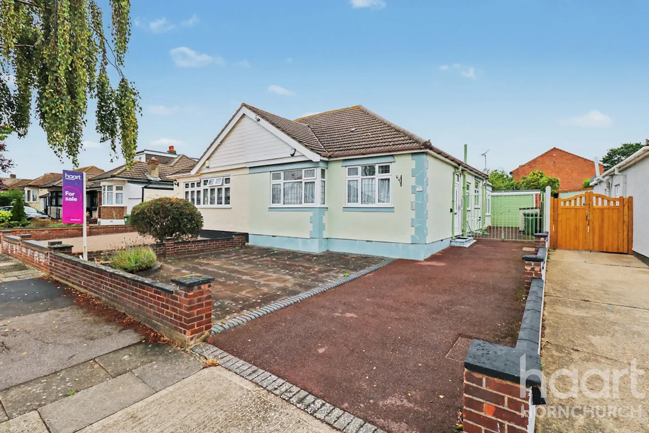 2 bed house for sale, Fairfield Close, Hornchurch, RM12