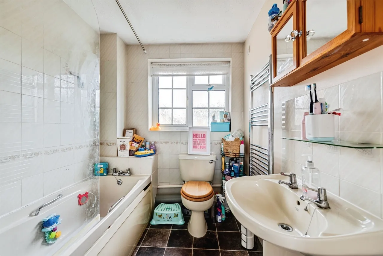 Larchmore Close, Swindon, SN25, photo 11