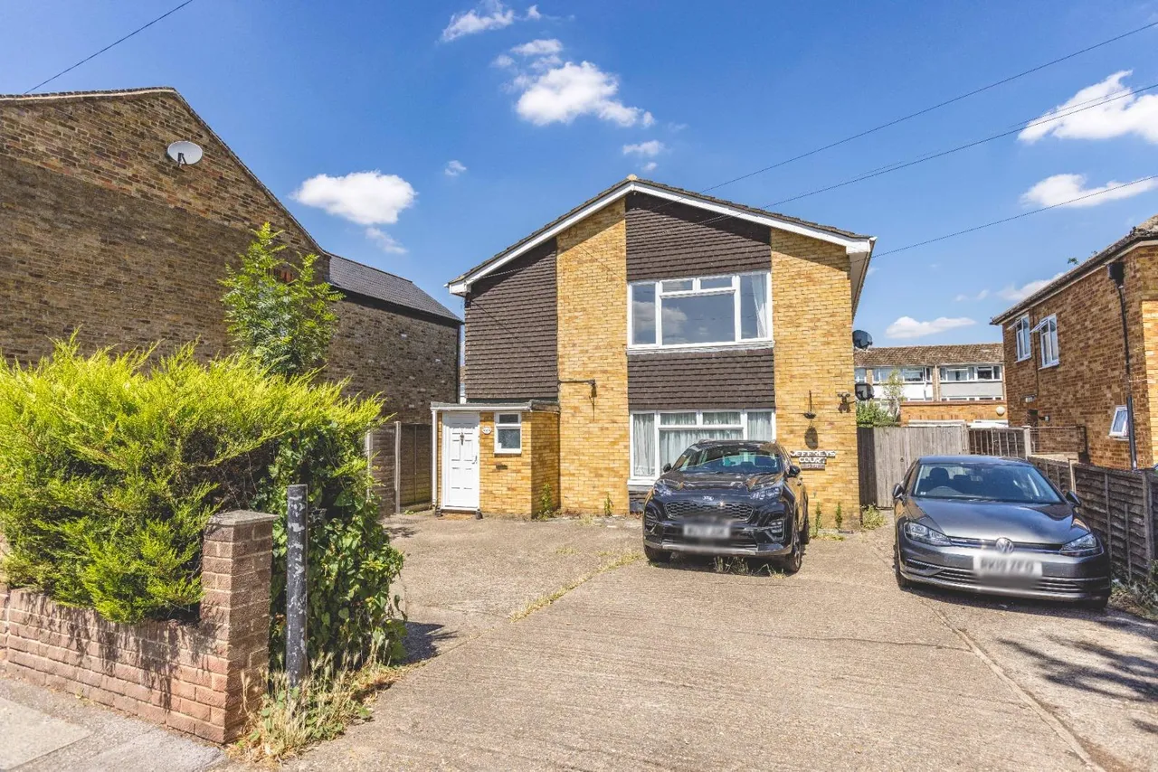 2 bed flat for sale — Dedworth Road, Windsor, SL4 4LG