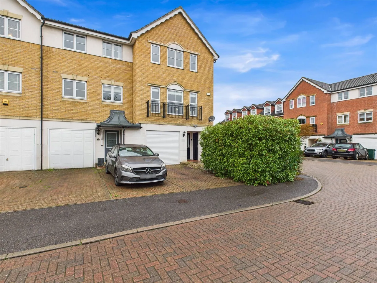 5 bed house to rent, Bowater Gardens, Sunbury-On-Thames, TW16