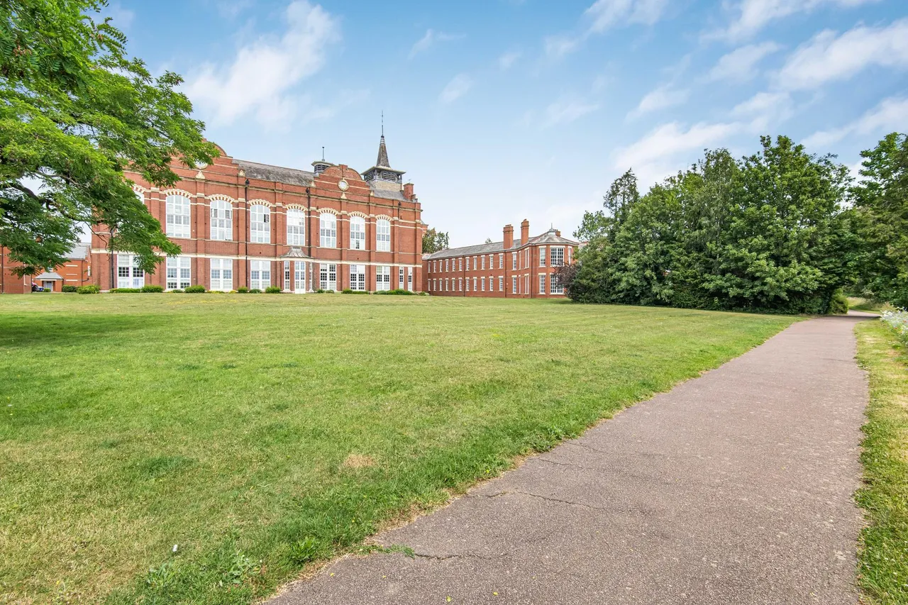 Beningfield Drive, London Colney, AL2, photo 16
