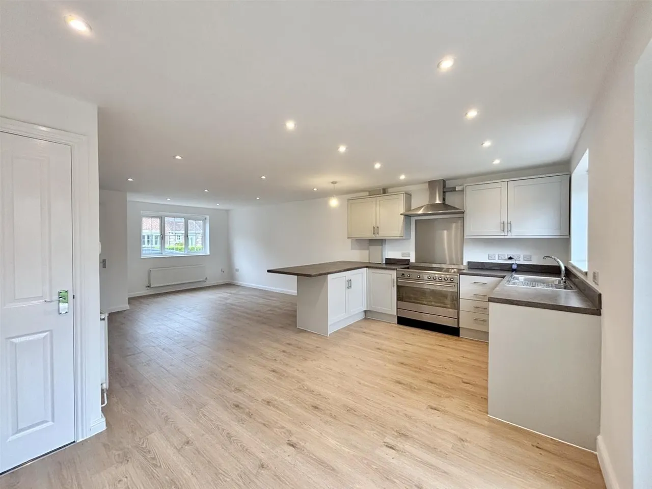 Brionne Way, Shaftesbury, Dorset SP7 8SL, photo 2