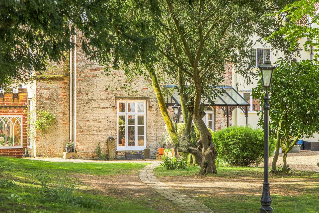 An Elegant and Richly Historic Home i, photo 26