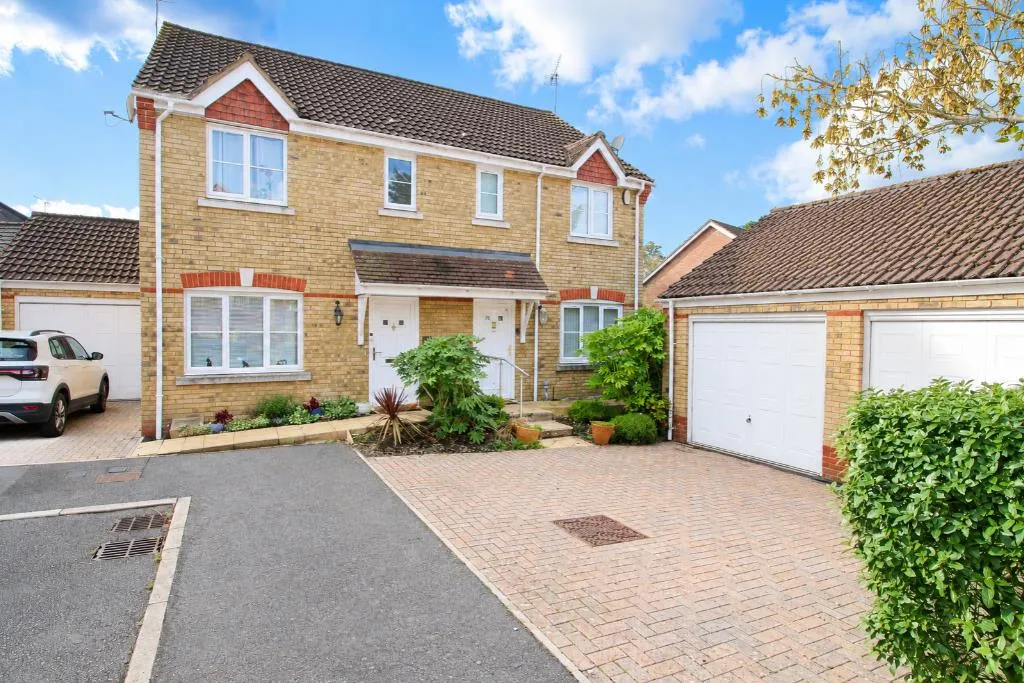 2 bed house for sale, Florence Way, Knaphill, GU21