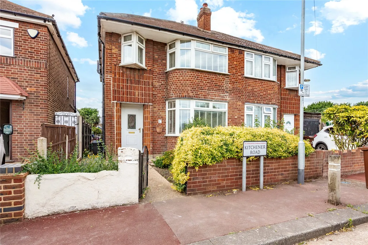 3 bed house for sale — Kitchener Road, Dagenham, RM10
