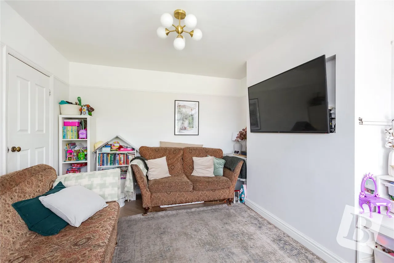 Kitchener Road, Dagenham, RM10, photo 2