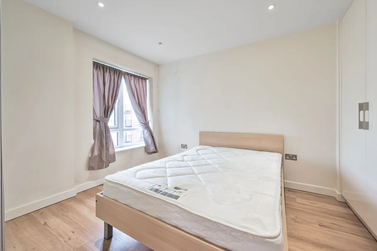 London, NW9, photo 6