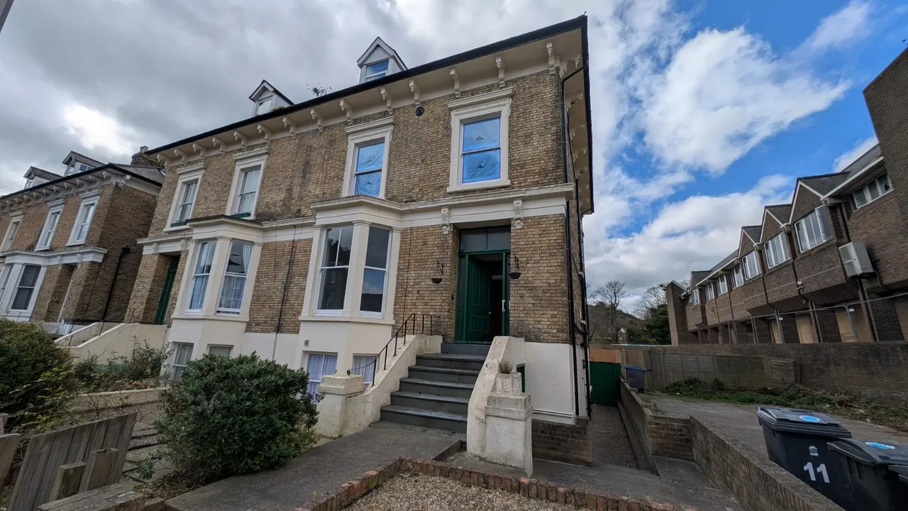 2 bed flat to rent, Maison Dieu Road, Dover, CT16