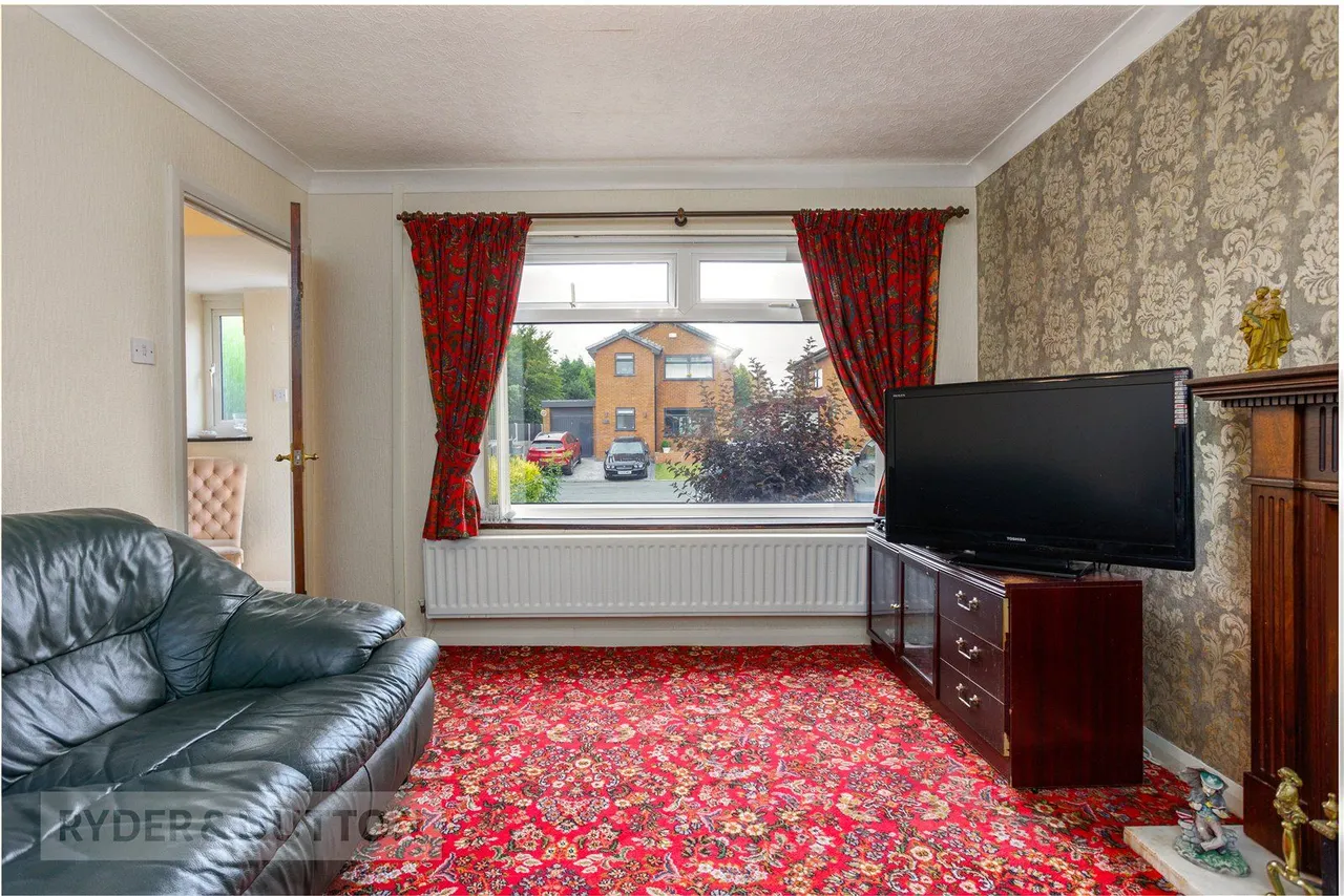Oakwood, Firwood Park, OL9, photo 4