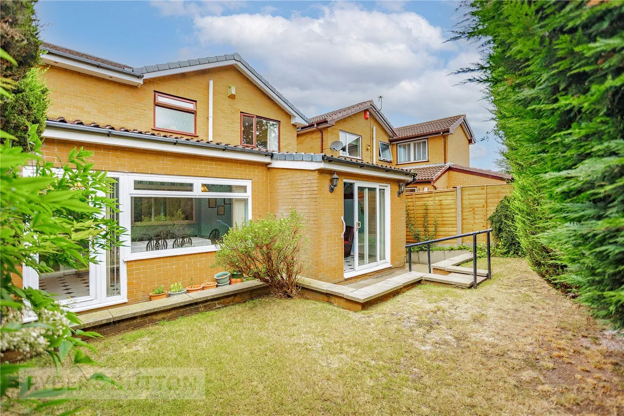Oakwood, Firwood Park, OL9, photo 2