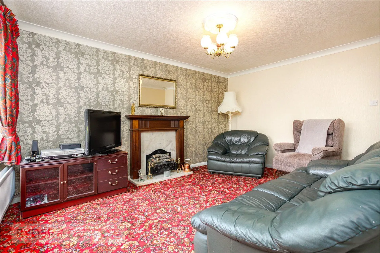 Oakwood, Firwood Park, OL9, photo 3