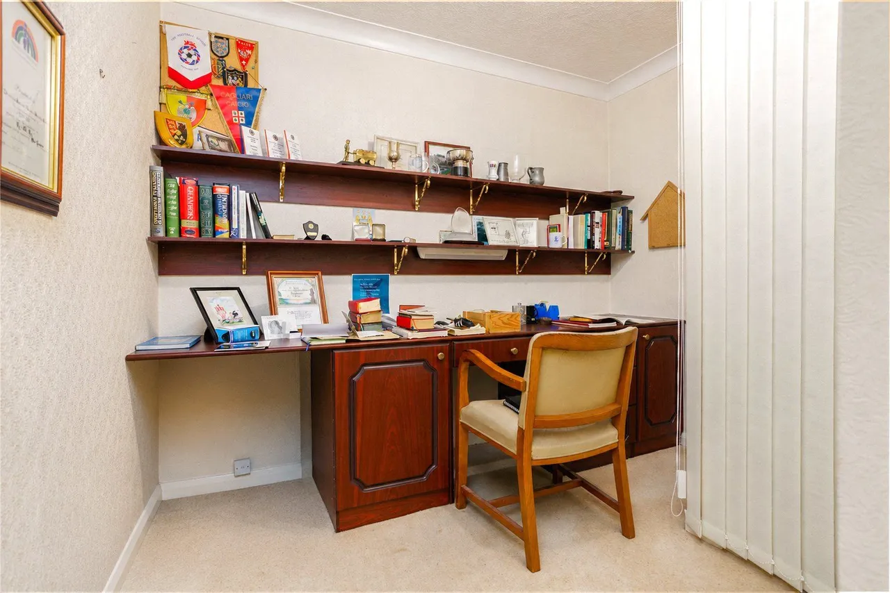Oakwood, Firwood Park, OL9, photo 10