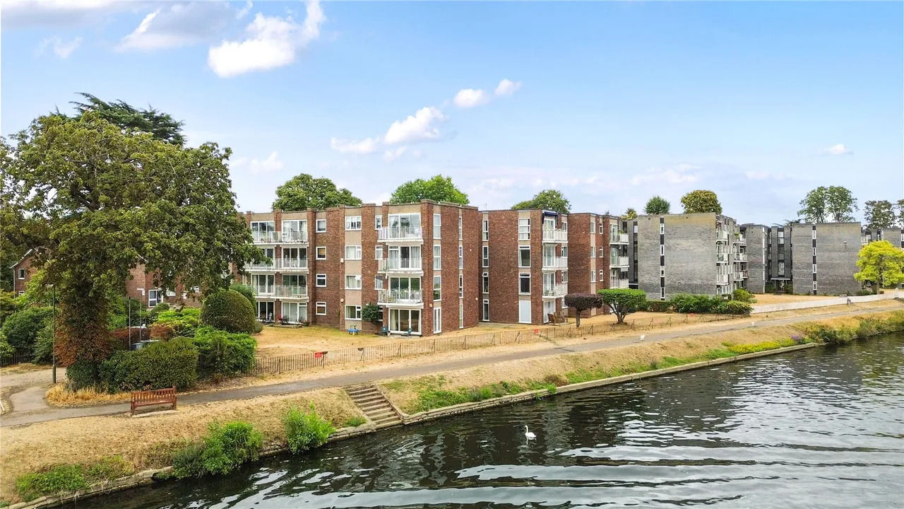2 bed flat for sale, Riverside Road, Staines Upon Thames, TW18
