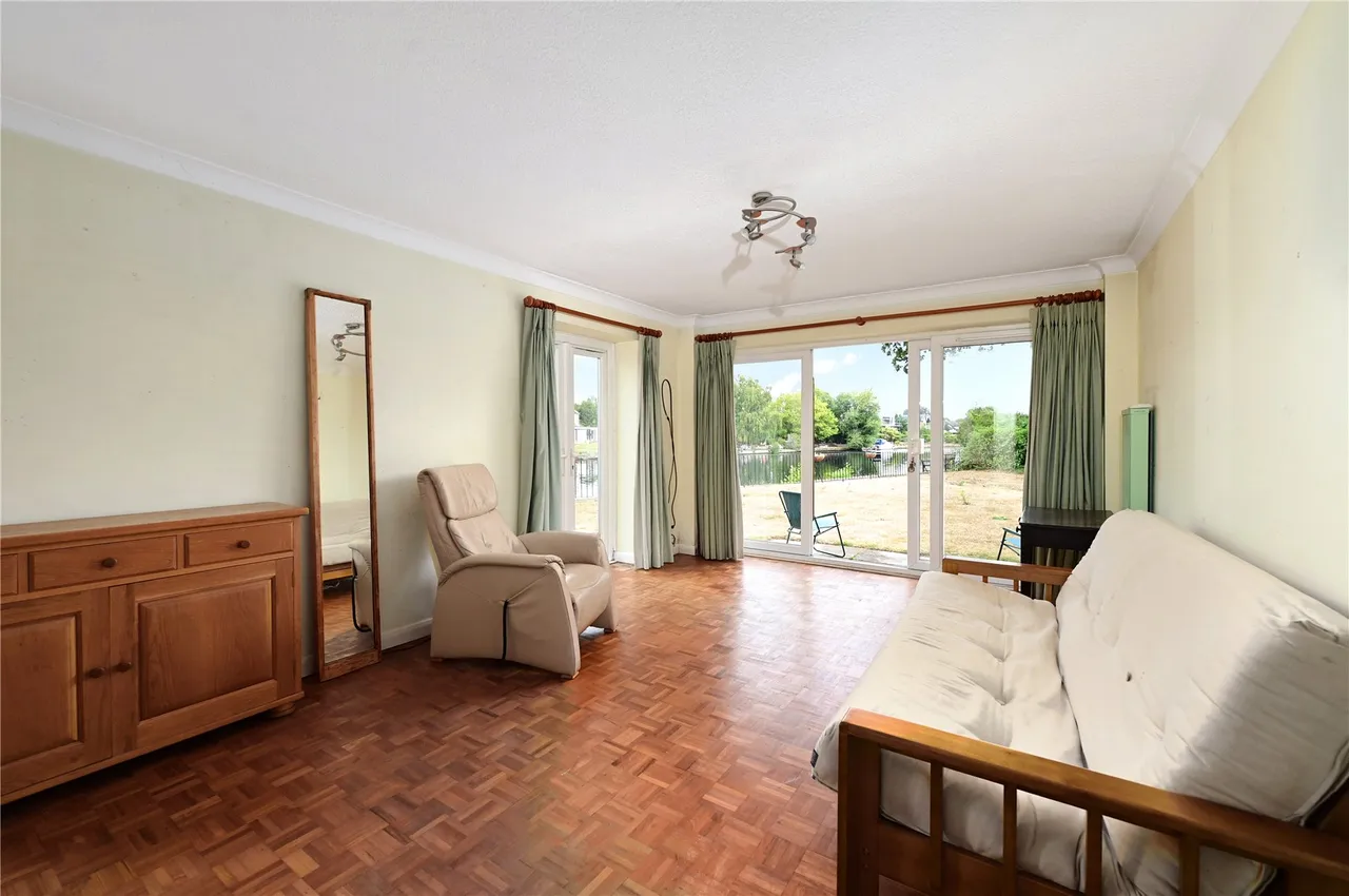 Riverside Road, Staines Upon Thames, TW18, photo 2