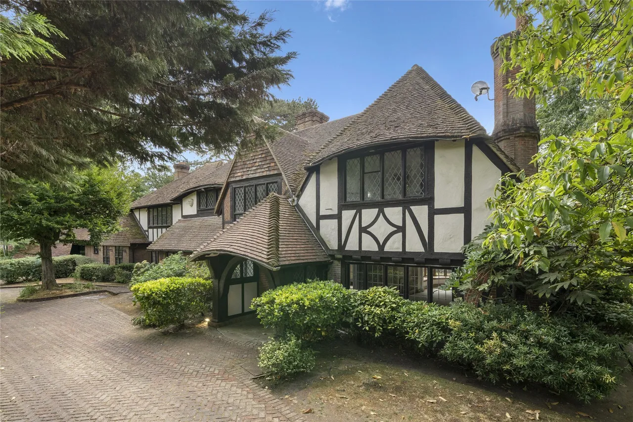 5 bed house to rent — Silverdale Avenue, Walton-on-Thames, Surrey, KT12