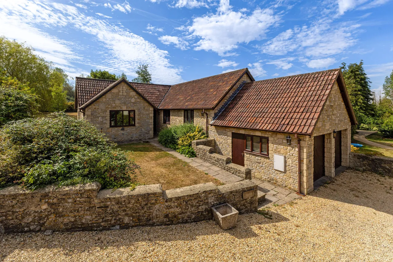 3 bed house for sale — Pucklechurch Road, Hinton, SN14
