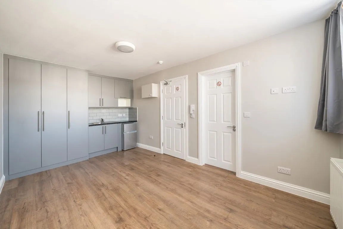 Hall Road, TW7, photo 2