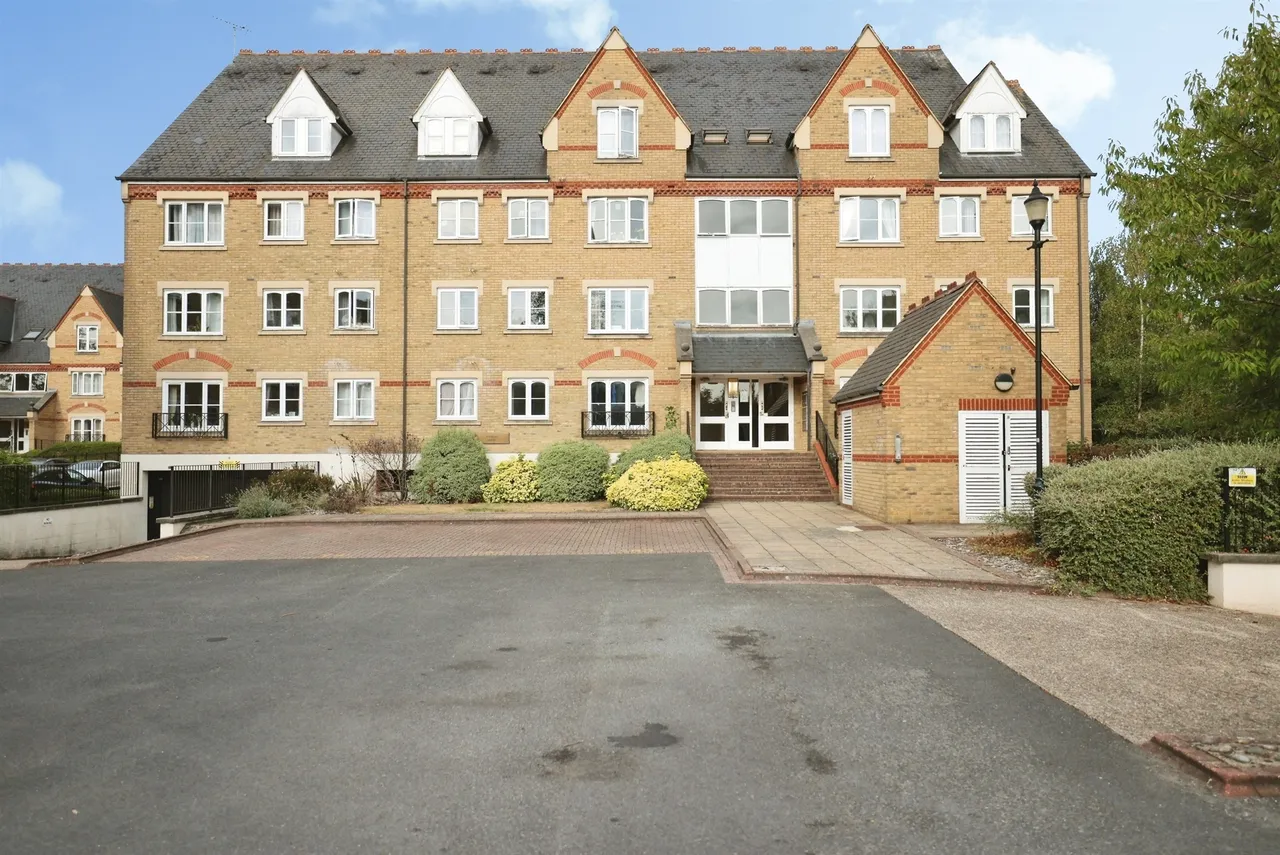 2 bed flat for sale — Exeter Close, Watford
