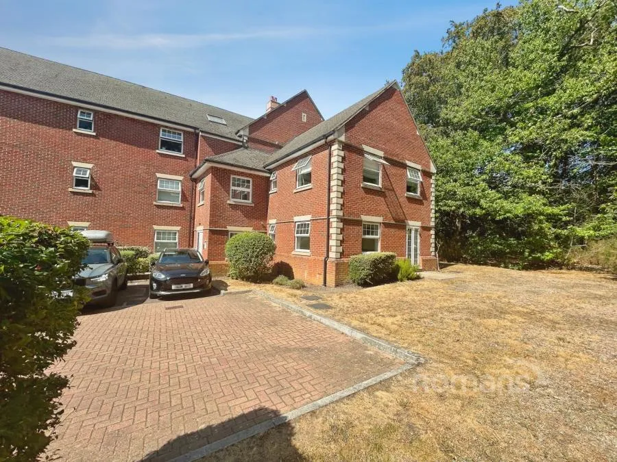 2 bed flat for sale, Waleron Road, Fleet, GU51