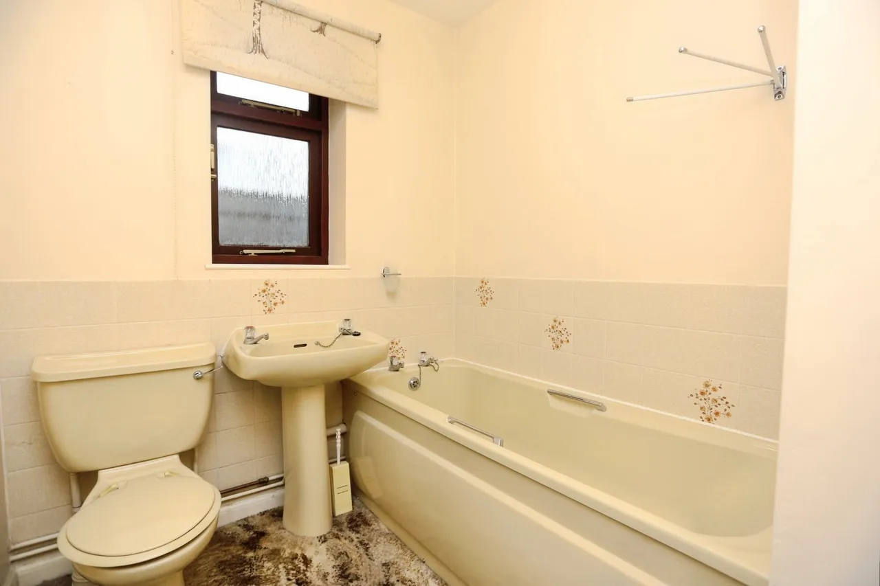 Bluestone Drive, Heaton Mersey, SK4, photo 4