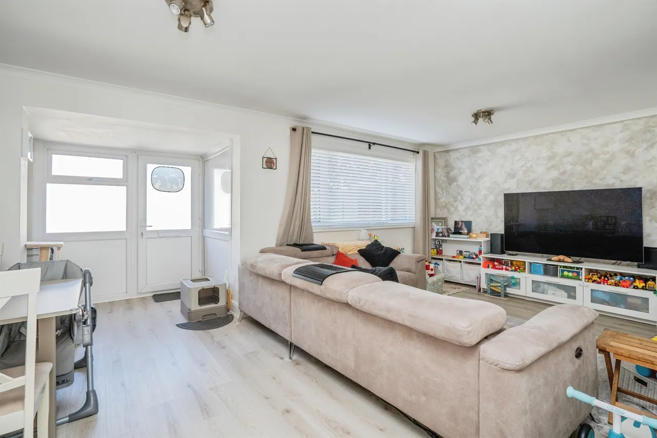 St. Denys Walk, Havant, PO9, photo 2