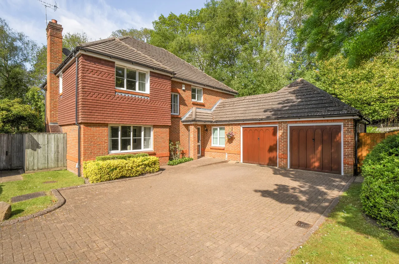 5 bed house for sale — Mytchett Road, Mytchett, Camberley, Surrey, GU16 6AJ