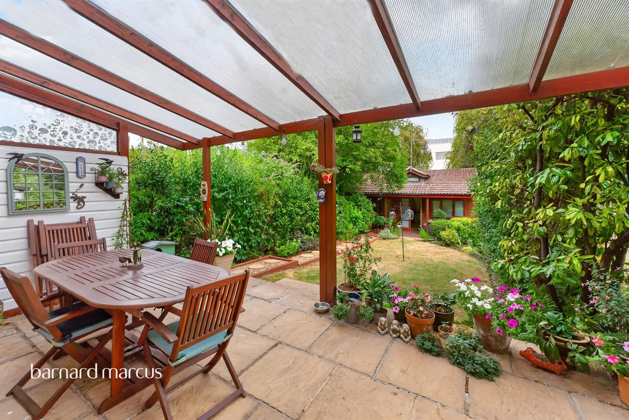 Fernwood Crescent, London, N20, photo 18