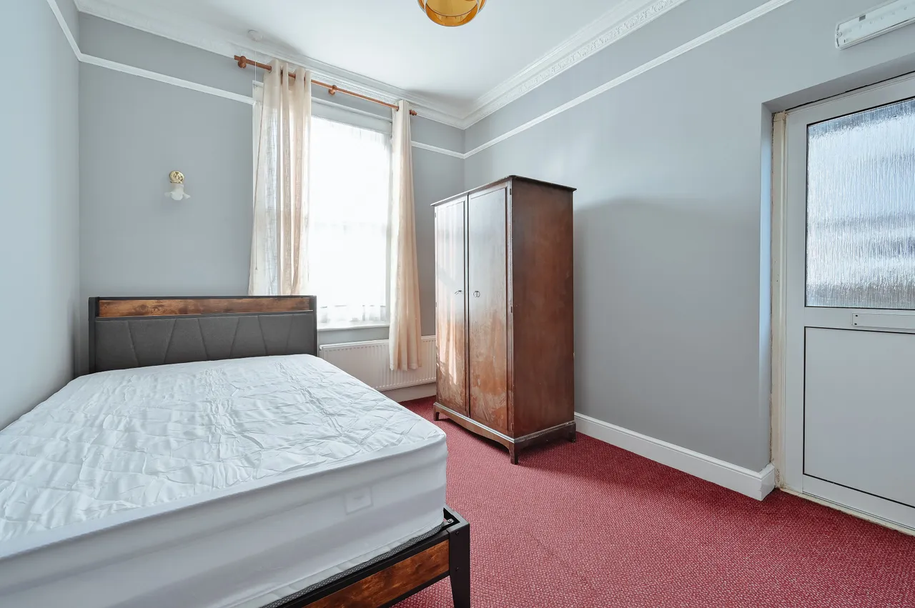 1 bed flat to rent — Room 6, 50 Bushey Grove Road