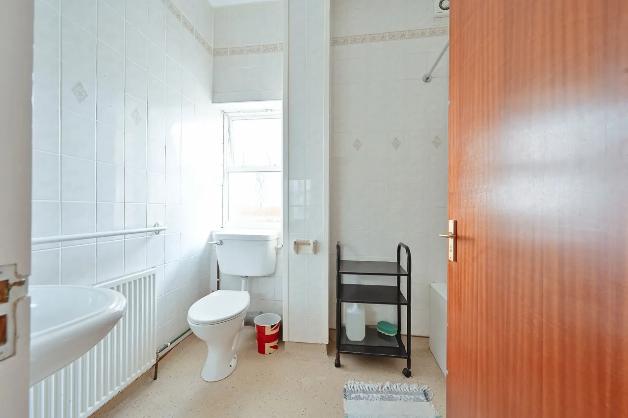 Room 6, 50 Bushey Grove Road, photo 6