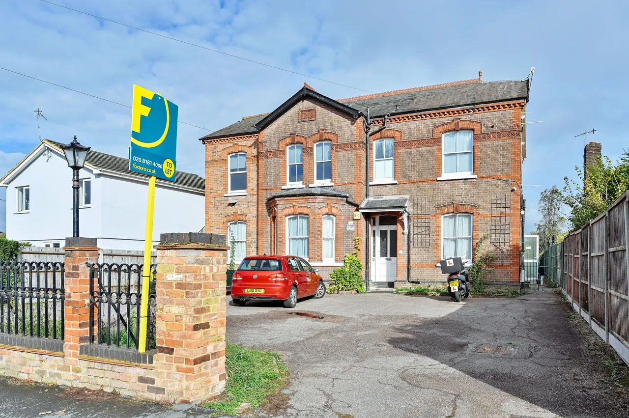 Room 6, 50 Bushey Grove Road, photo 9