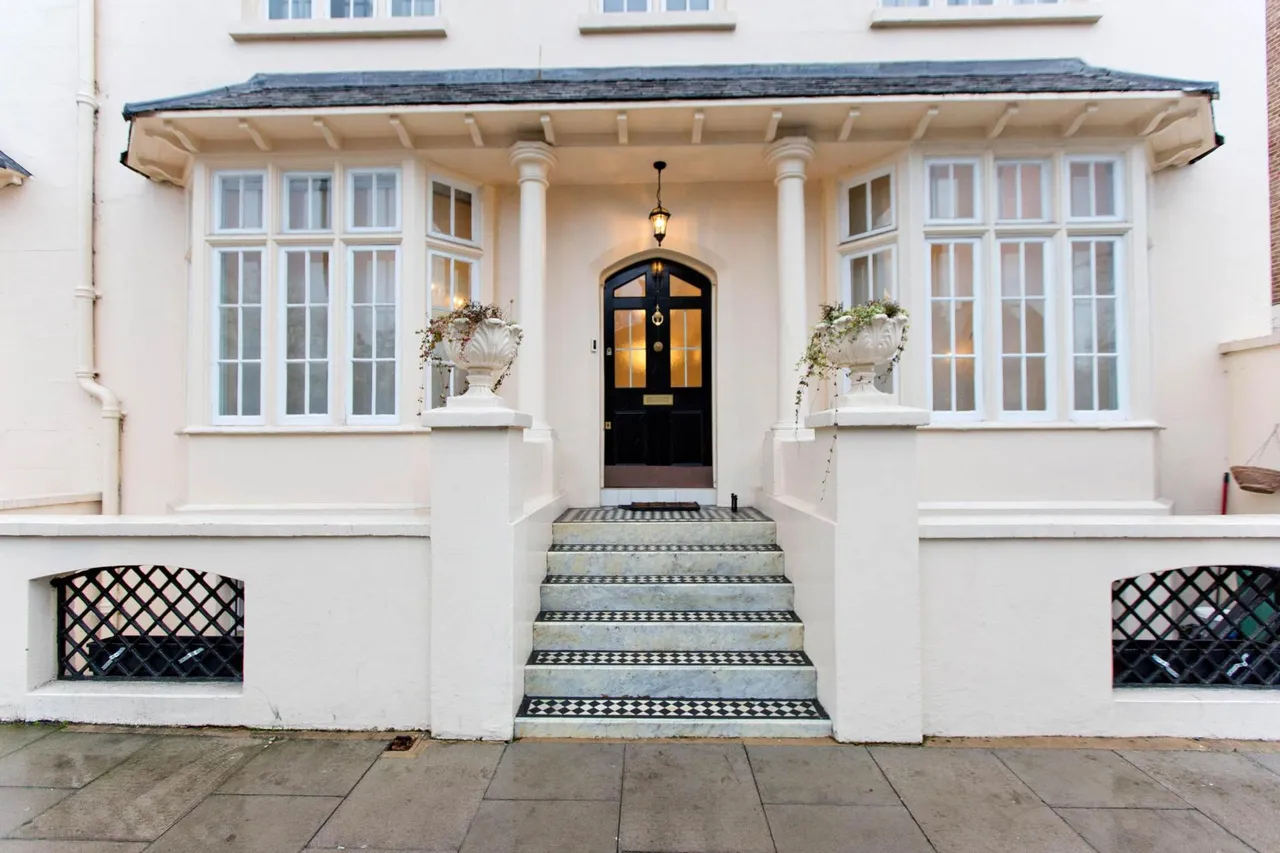 4 bed house to rent, Park Village West, Regent`s Park, NW1
