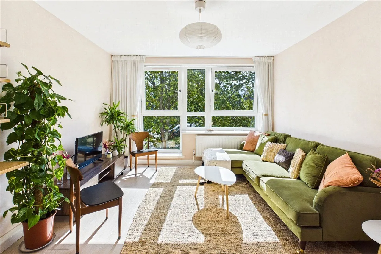 2 bed flat for sale, Lanercost Close, London, SW2