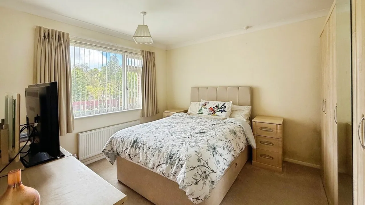 Leighton Park North, Westbury, photo 6