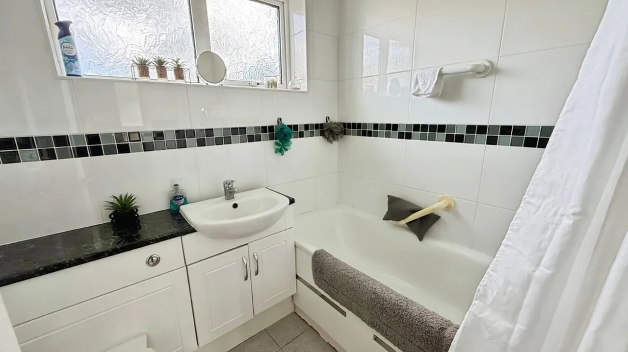 Leighton Park North, Westbury, photo 9
