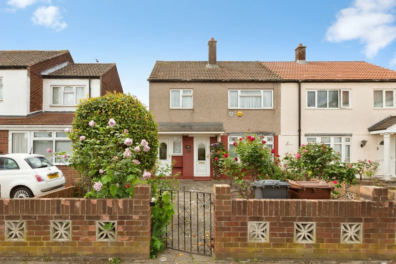 3 bed house for sale — Chelmer Crescent, Barking, IG11