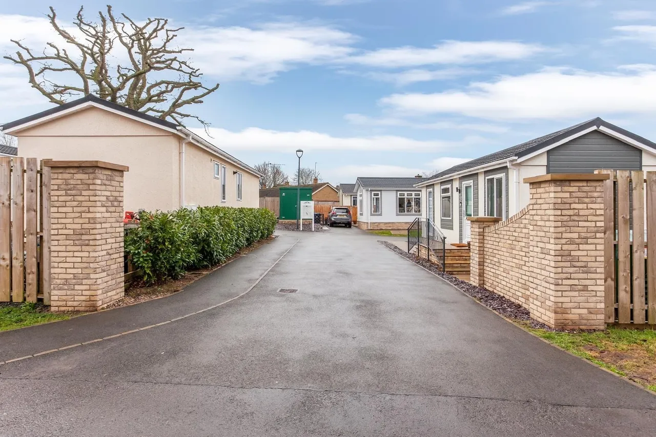 New Road, Featherstone, WV10, photo 4