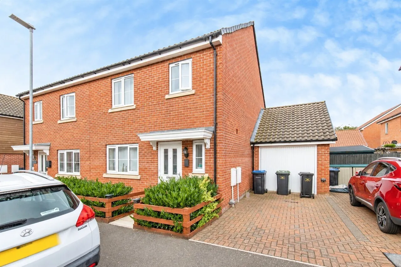 3 bed house for sale — The Circle, Great Blakenham, Ipswich