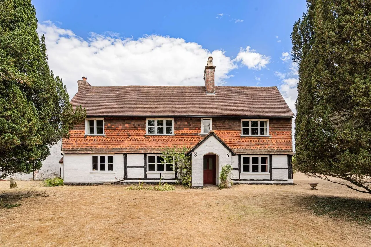 6 bed house for sale — Horley Road, Charlwood, Horley, Surrey, RH6 0BJ