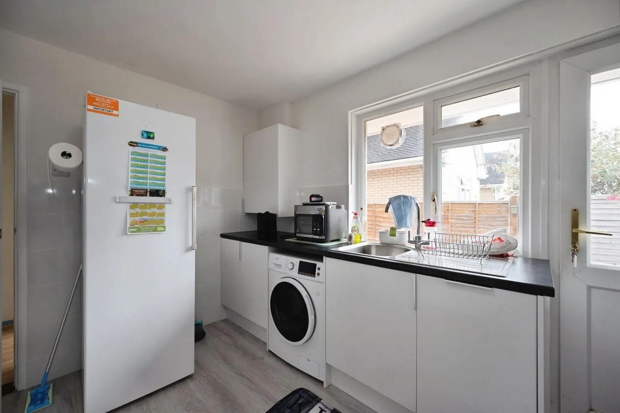 Eastoke Avenue, Hayling Island, PO11, photo 4