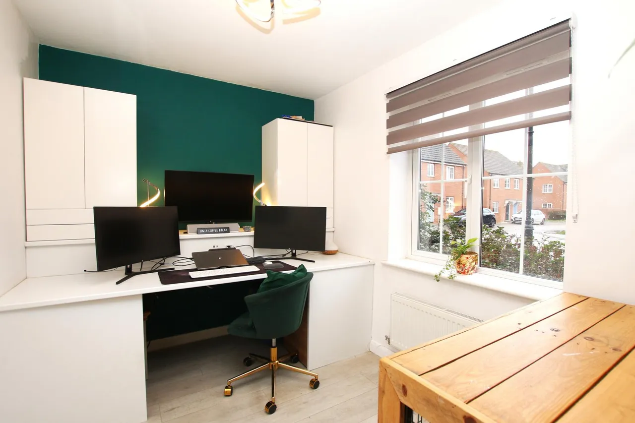 Bluebell Walk, Witham St Hughs, LN6, photo 10