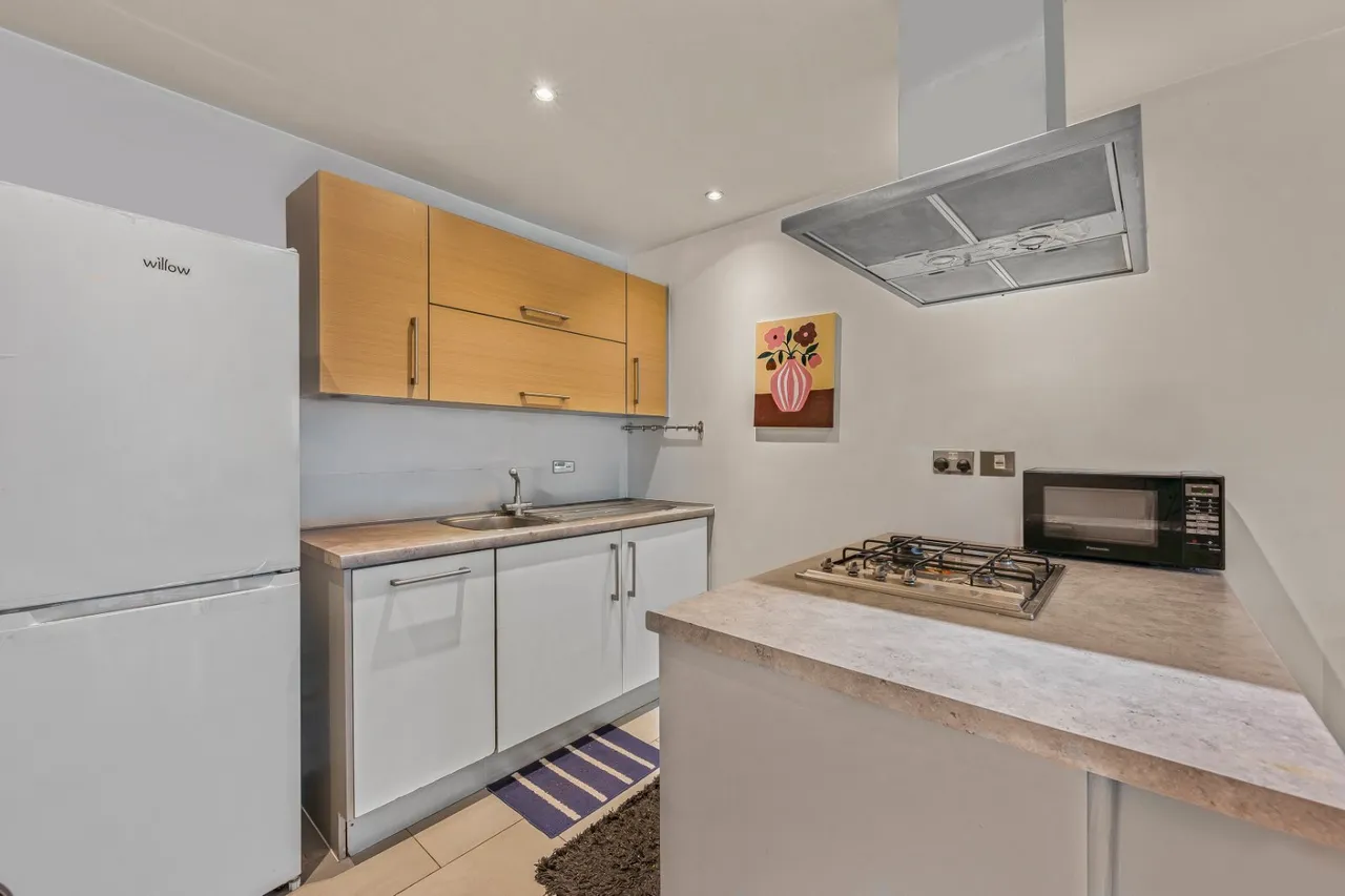 Commercial Road, London, E14, photo 14