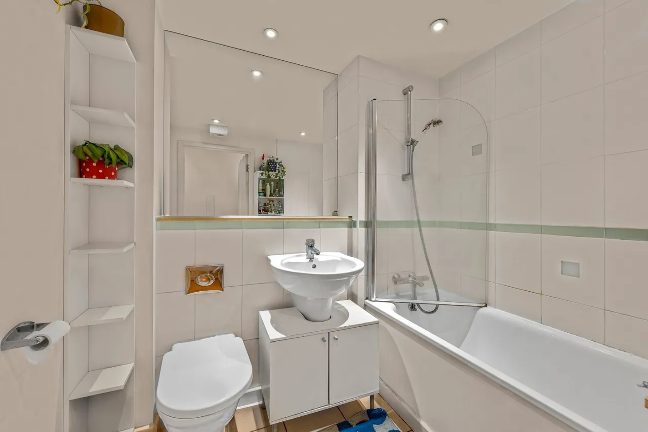 Commercial Road, London, E14, photo 9
