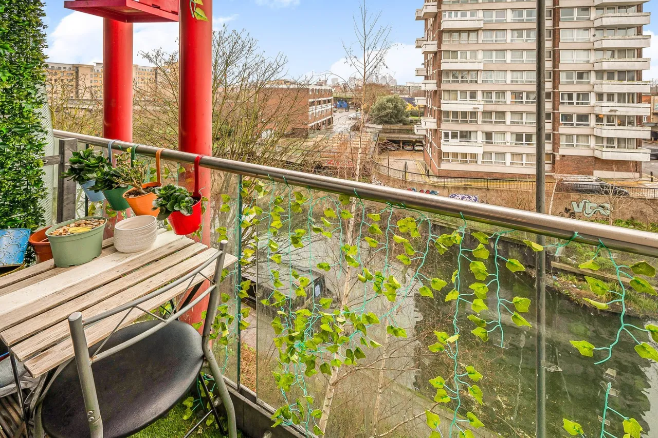 Commercial Road, London, E14, photo 4
