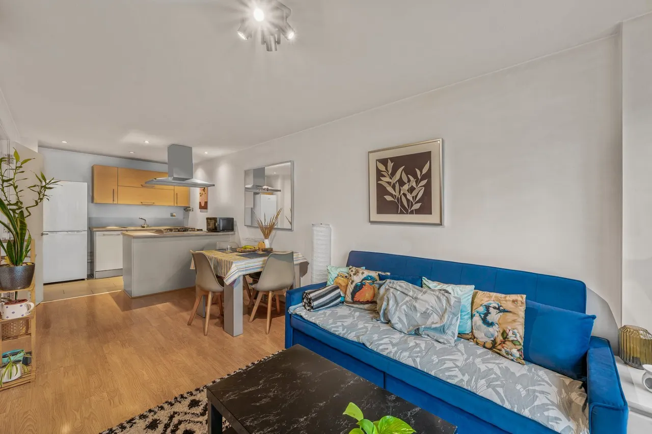 Commercial Road, London, E14, photo 12