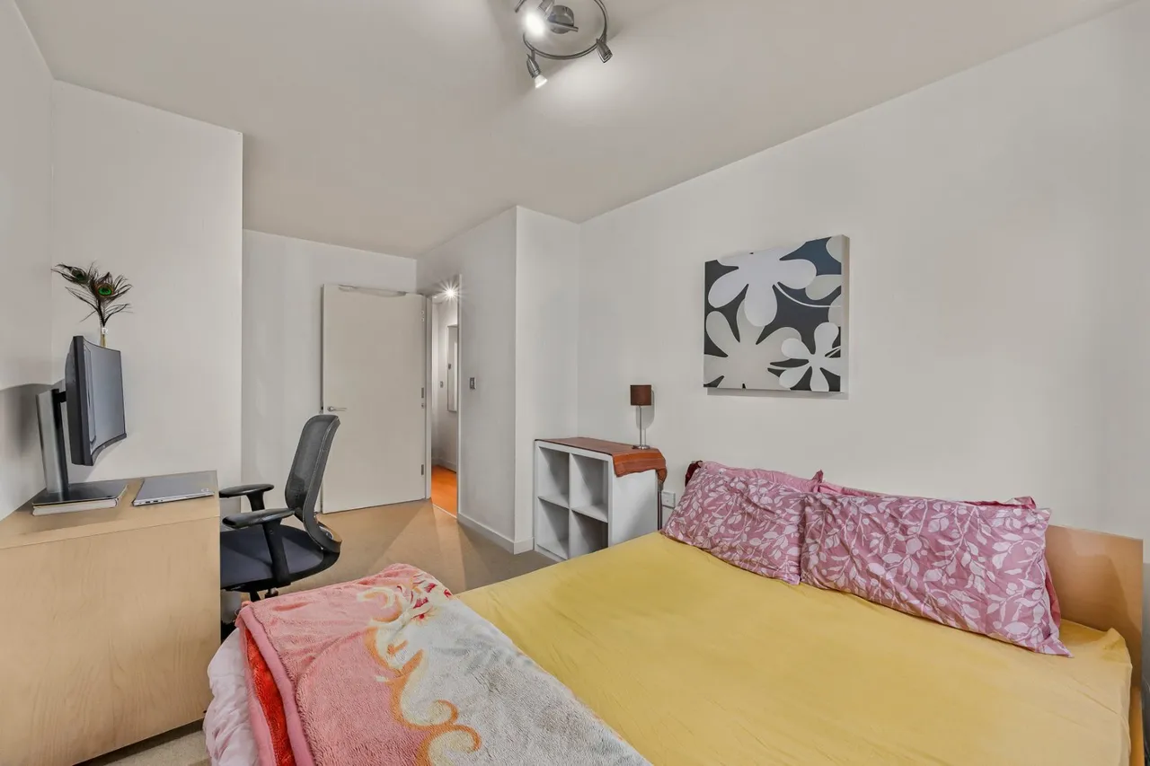 Commercial Road, London, E14, photo 8