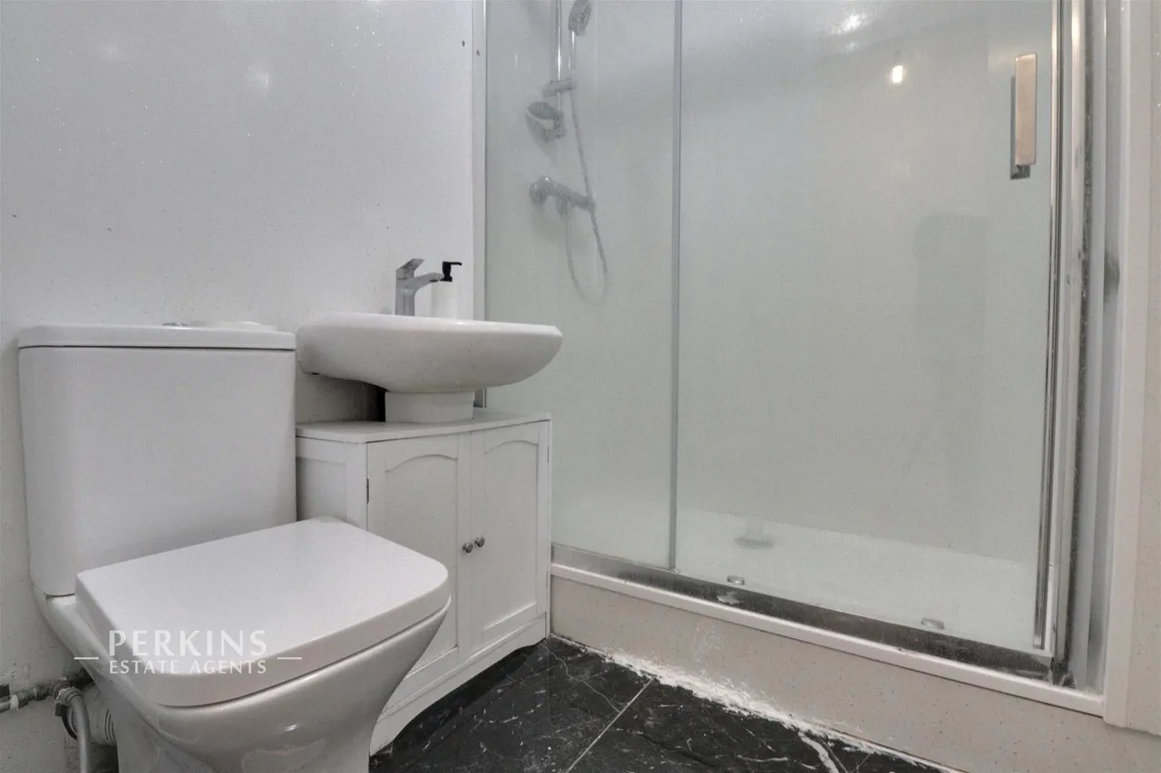 Nicholas Close, Greenford, UB6, photo 4