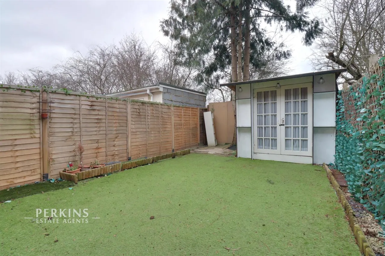 Nicholas Close, Greenford, UB6, photo 5