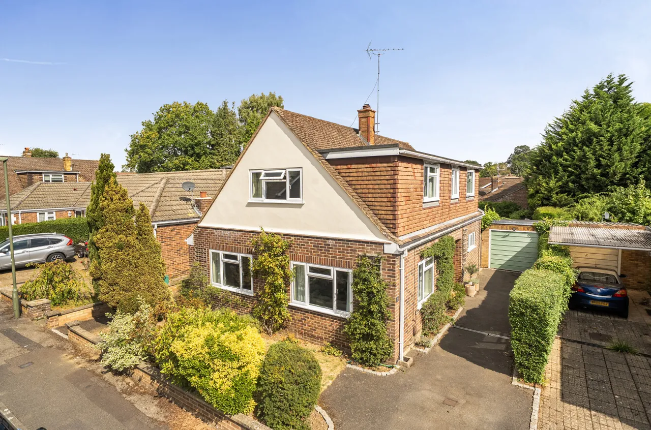 4 bed property for sale, Rosefield Gardens, Ottershaw, KT16