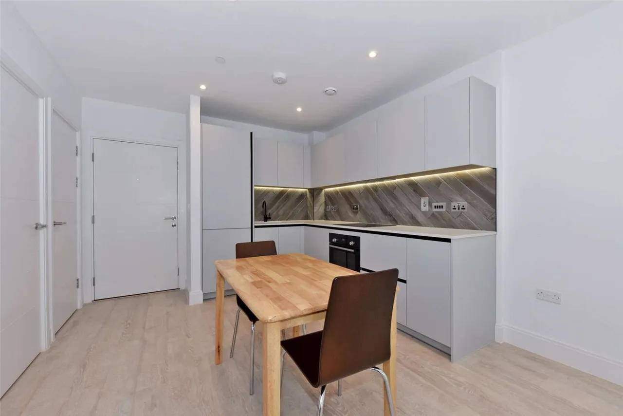 Memorial Avenue, Slough, SL1, photo 10